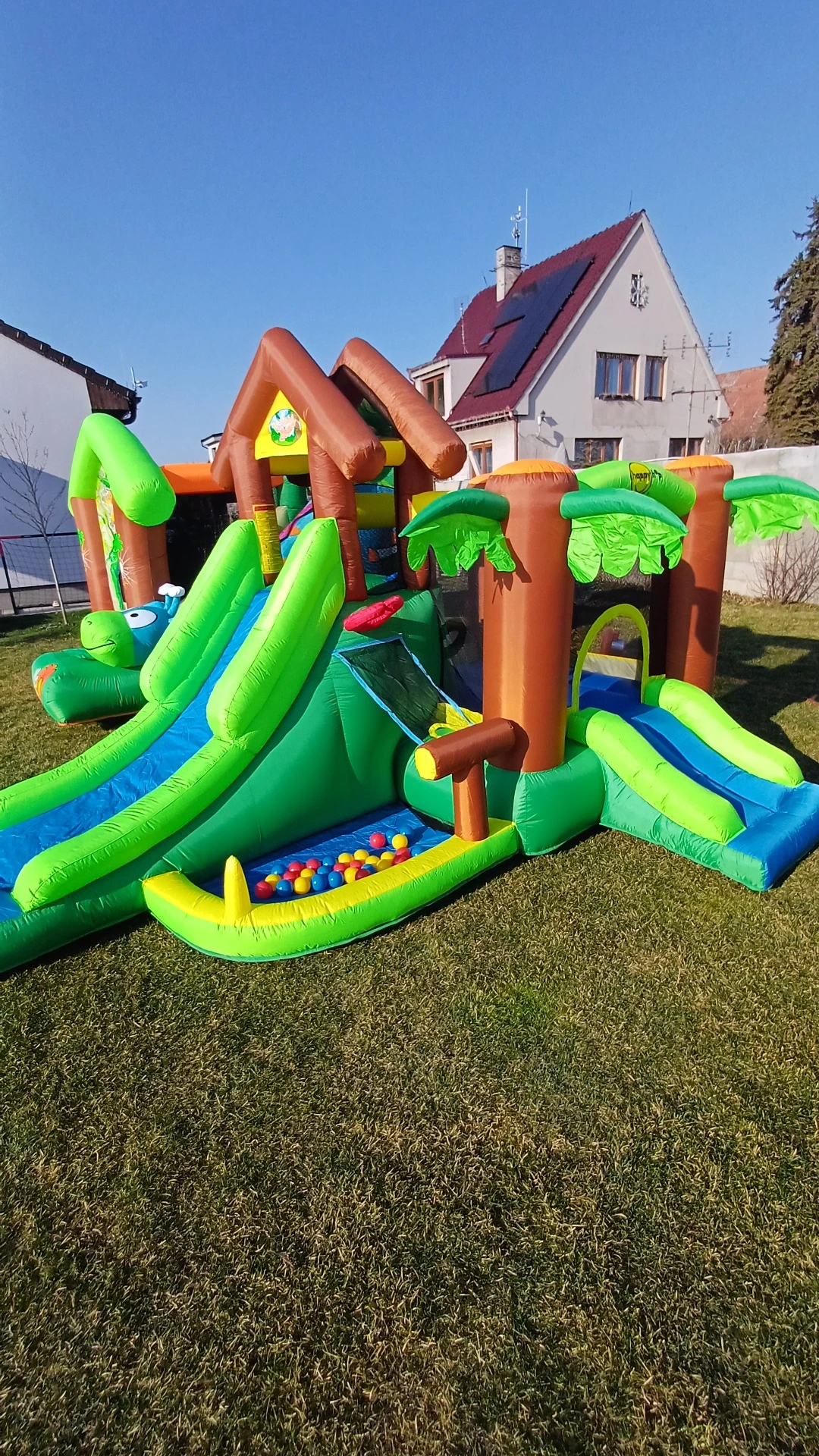Skákací hrad Pohádkový les se skluzavkami a bazénkem s míčky