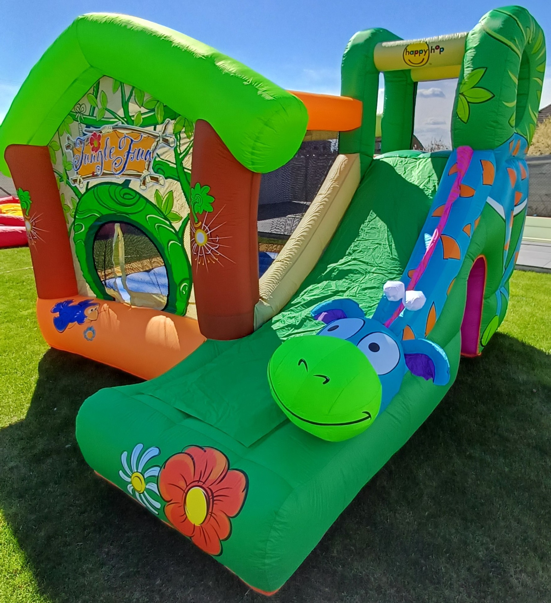 Zelený skákací hrad Džungle se žirafí skluzavkou